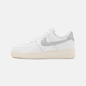 destockage Nike Sportswear W Air Force 1 07 Ess Trnd – Baskets Basses – Summit White/Metallic Silver/Sail White 10