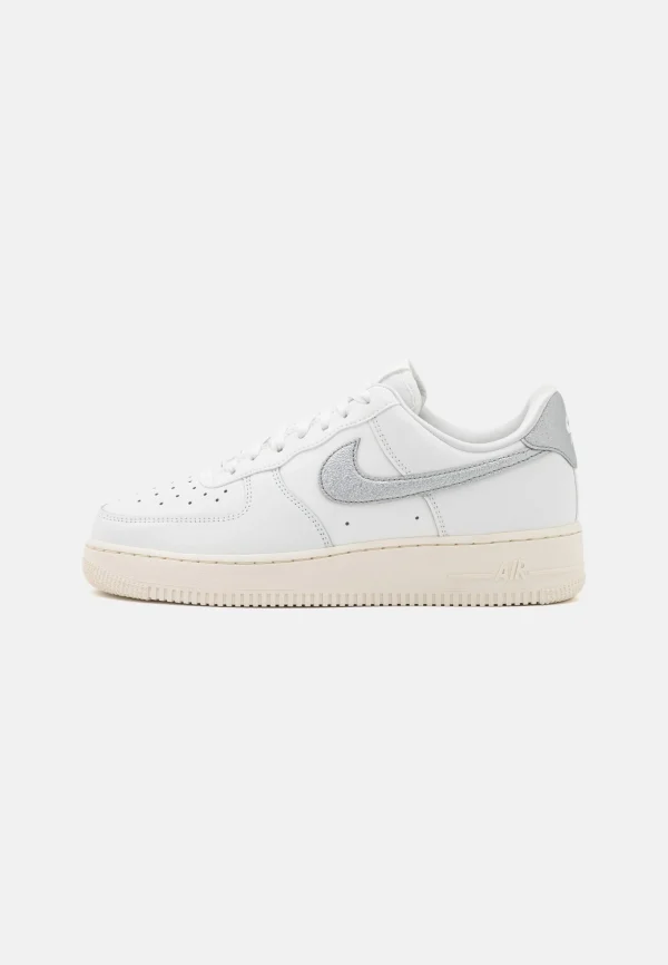 destockage Nike Sportswear W Air Force 1 07 Ess Trnd – Baskets Basses – Summit White/Metallic Silver/Sail White 3