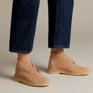 aux meilleurs prix Chaussures Clarks Originals Femme Desert Boot Light Tan 18