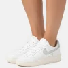 destockage Nike Sportswear W Air Force 1 07 Ess Trnd – Baskets Basses – Summit White/Metallic Silver/Sail White 20