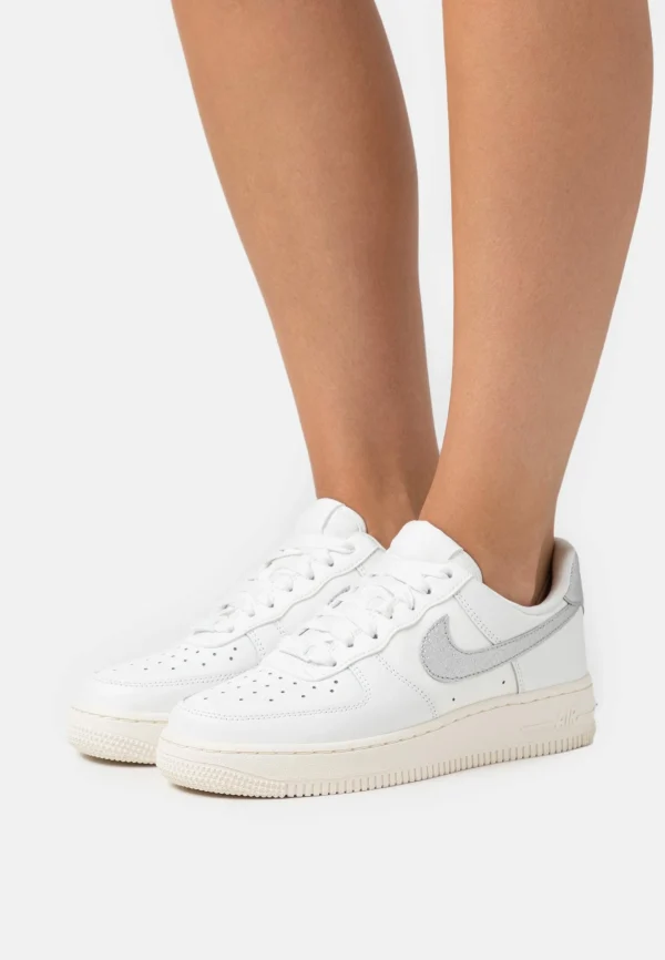 destockage Nike Sportswear W Air Force 1 07 Ess Trnd – Baskets Basses – Summit White/Metallic Silver/Sail White 1