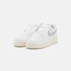 destockage Nike Sportswear W Air Force 1 07 Ess Trnd – Baskets Basses – Summit White/Metallic Silver/Sail White 12