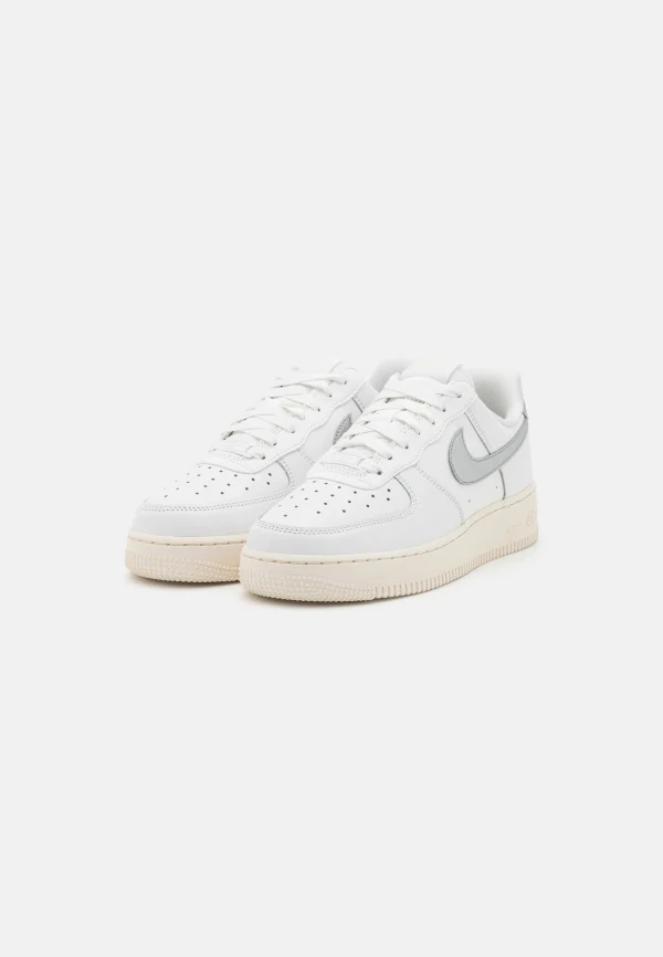 destockage Nike Sportswear W Air Force 1 07 Ess Trnd – Baskets Basses – Summit White/Metallic Silver/Sail White 4